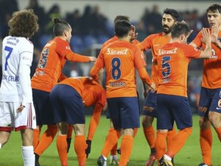 Başakşehir gol şovla zirveye!