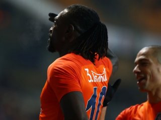 Adebayor gönülleri fethetti