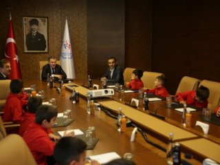 Türk bayrağını göndere çeken çocuklara sürpriz