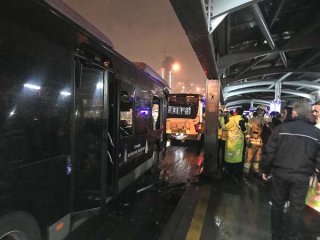 Haramidere metrobüs durağında kaza oldu
