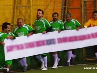 Çocuklar Duymasın dizisinde o pankart!