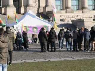 Skandal görüntü! Polis sadece izlemekle yetindi..