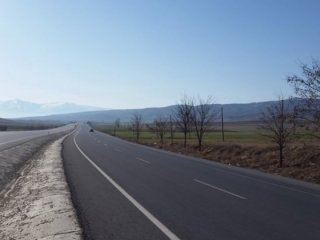 Akılalmaz olay! Yolu yerinden söküp...