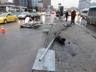 Kadıköy'de inanılmaz kaza! TIR durağa girdi