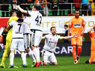 Çılgın maç! 3 gol, 2 penaltı, 1 kırmızı kart