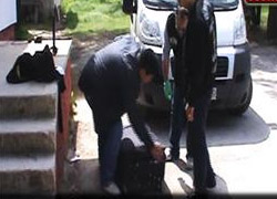 Valizden insan çıktı!