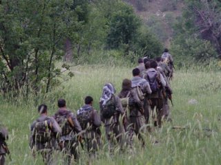 Diyarbakır'da askeri araca kalleş pusu!