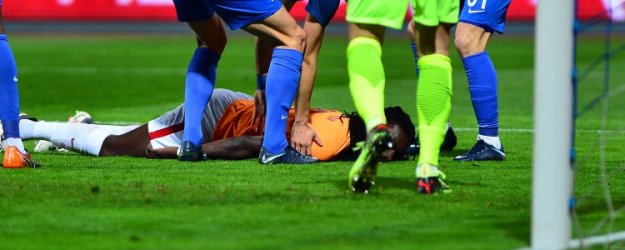 Korku dolu anlar! Gomis bir anda bayıldı!