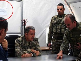 Hulusi Akar'ın arkasında dikkat çeken yazı!