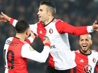 Van Persie yine attı! Zaferi getirdi!