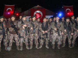 Düğüne gider gibi Afrin'e gittiler