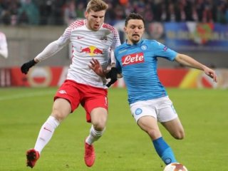 Napoli 2 fark attı, Leipzig turladı