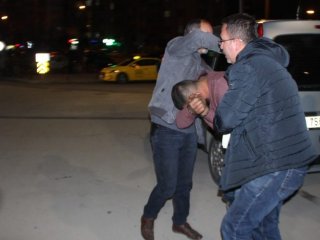 Öfkeli kalabalık! Polis gelene kadar dövdüler....