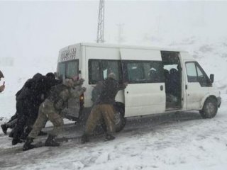 Van ve Hakkari’de kar yolları kapattı