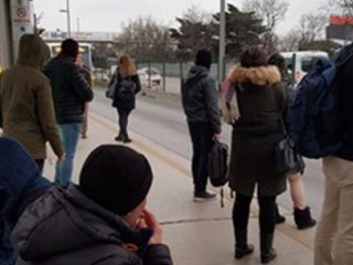 Metrobüs duraklarında isyan ettiren görüntü!