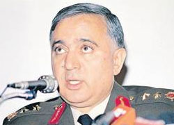 Erol Özkasnak evinin önüne jandarma çağırdı