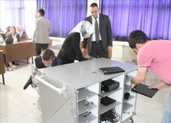 Üniversite öğrencileri akıllı sınıfı bir dolaba sığdırdı