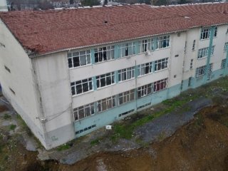Vali açıkladı: Tehlikedeki binada eğitim durdu!