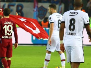 Dev maçta Türk Bayrağı açarak secde etti