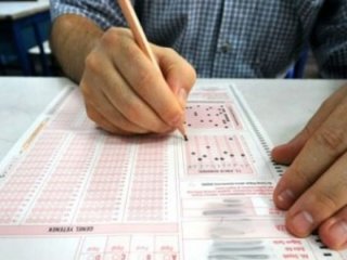 Kur'an-ı Kerim'e el bastırıp soruları gösterdiler!