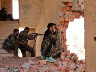 YPG'li teröristler kaçan sivilleri vurdu!