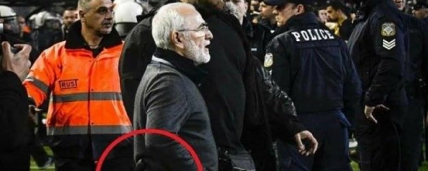 Büyük skandal! Başkan silahla sahaya girdi
