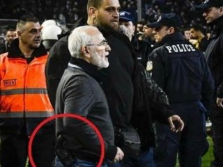 Büyük skandal! Başkan silahla sahaya girdi