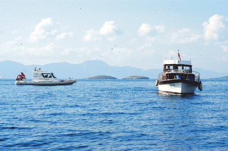 Yunan botları taciz etti