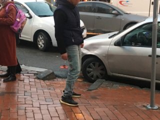 Korku dolu anlar! Çocuklarının gözü önünde bu hale geldi