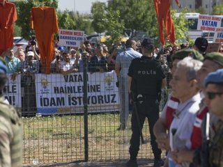 Darbecilerin yakınları gaziyi yumrukladı!