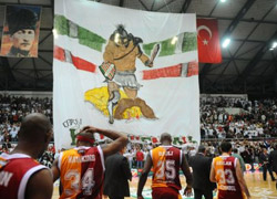 Olaylı maça pankart damgası