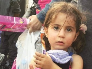İlk kez gördüler! Elma yenir mi?