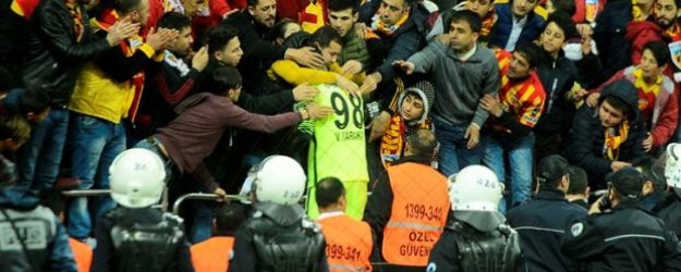 Dün geceye damga vuran olay! 5 yiyen kaleciyi...