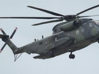 Almanya'da askeri helikopter kuleye çarptı!