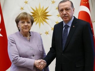 Erdoğan Merkel ile Suriye'yi görüştü