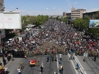 Ermenistan karıştı! Başkente girişler durdu