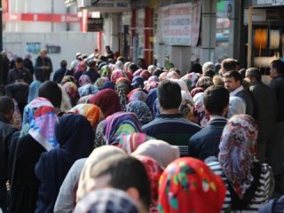 Yer: Trabzon! Kuyruğun sonu görünmüyor