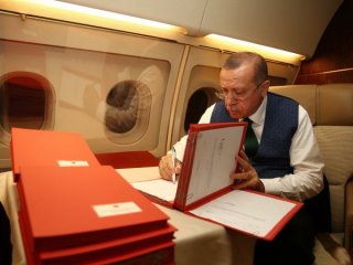 Erdoğan sosyal medya hesabından paylaştı! Uçakta mesai