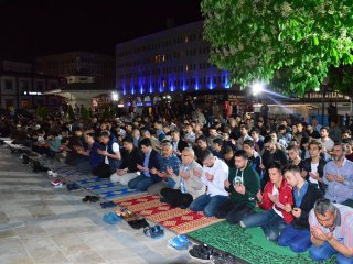 Berat Kandili'nde eller duaya açıldı