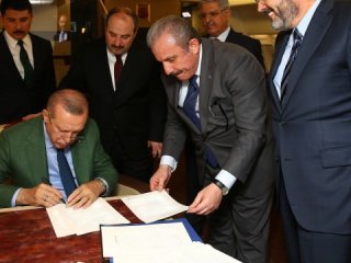 Cumhurbaşkanı Erdoğan uçakta imzaladı