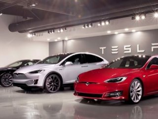 Örtünün altından Tesla'nın gizemli aracı çıktı!