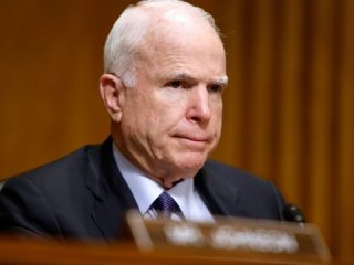 Trump'ın asistanından McCain'e: Nasılsa ölüyor!