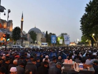 Ayasofya'da namaz kılınması Yunanistan'ı rahatsız etti