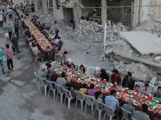 Suriye'de saldırılar altında ilk iftar