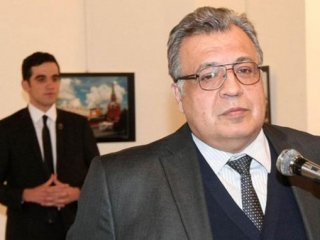 Karlov suikastında Rus konsomatris detayı!