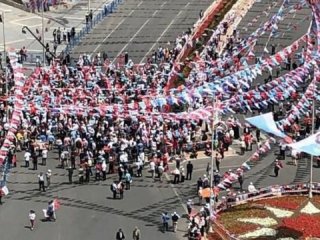 Parkta oturanlar bile daha fazla! Alay konusu oldular