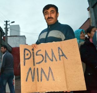 'Pişmanım' yazılı pankartla evine taktırdığı baz istasyonu için özür diledi