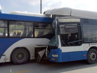 Ankara'da belediyenin EGO otobüsleri çarpıştı!