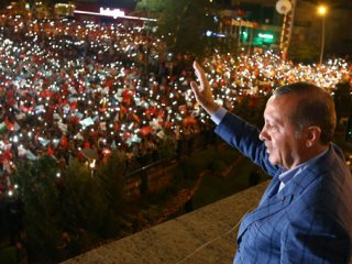 Cumhurbaşkanı Erdoğan'dan tarihi balkon konuşması