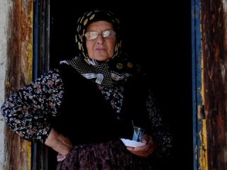 Bahriye teyze 50 yıldır dağ köyünde yalnız yaşıyor